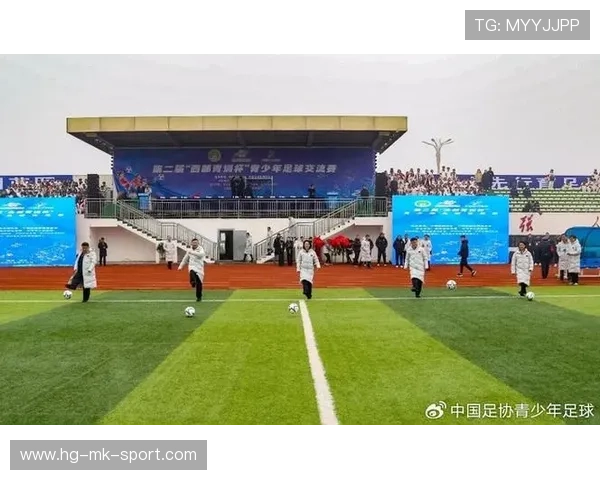足球联赛在青训扶持中搭建区域教练交流与示范平台，足球比赛教练员技术区域